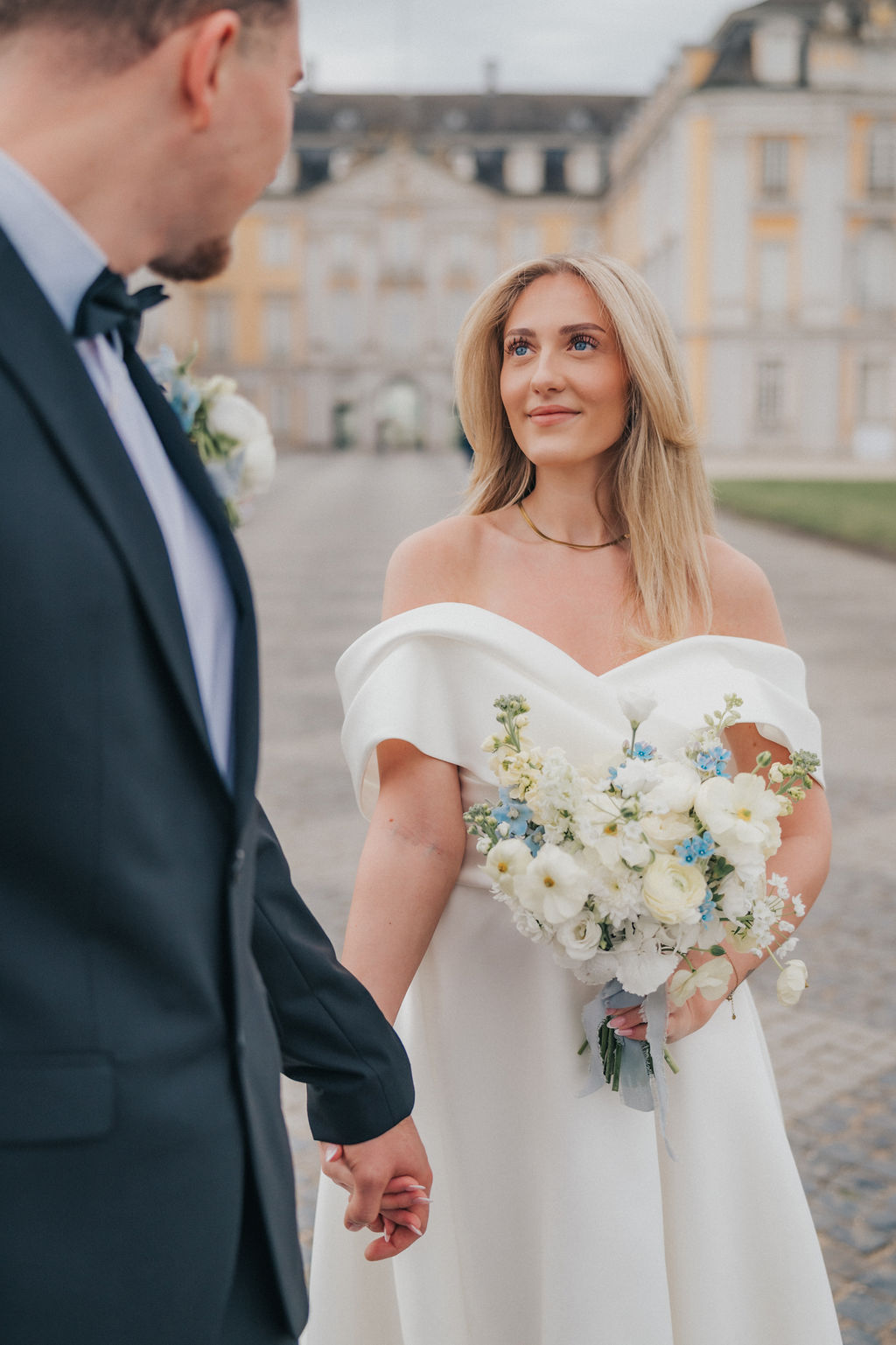 Schloßhochzeit in butteryellow und blau